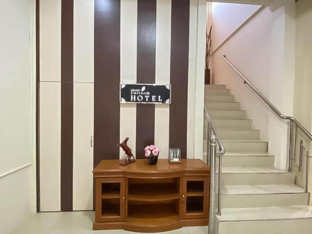 Grand Emperom Hotel Mitra Reddoorz Banda Aceh Dış mekan fotoğraf